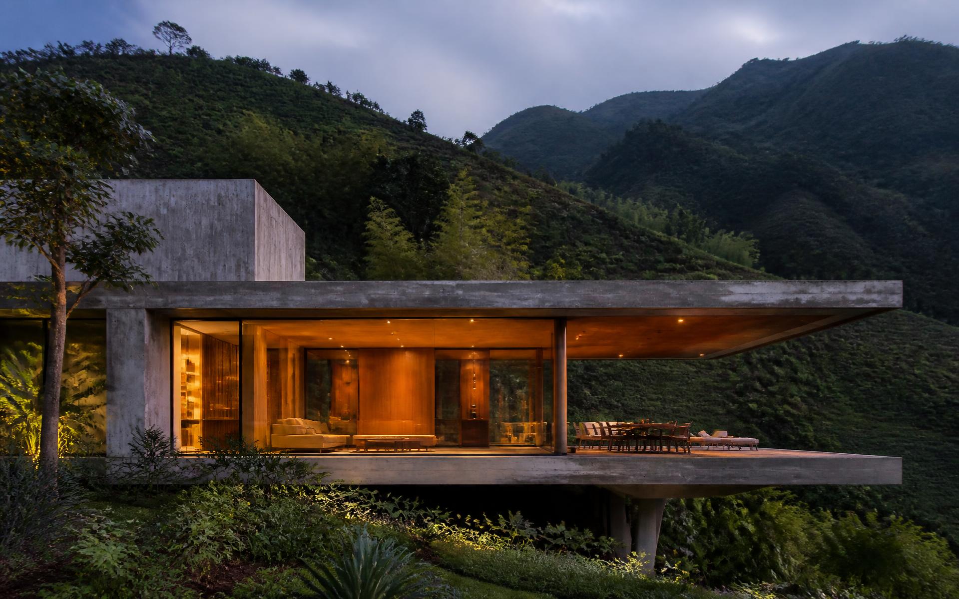 Vivienda contemporánea en concreto sobre una ladera del paisaje cafetero colombiano