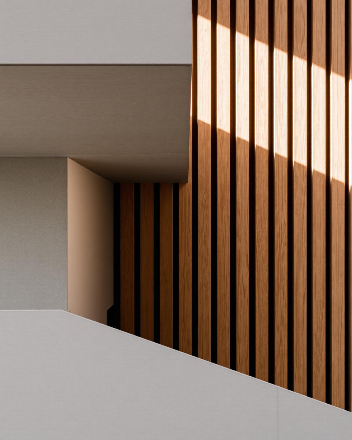 Detalle constructivo: encuentro entre muro en concreto y listonería de madera
